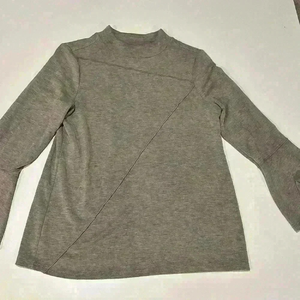 Weekends by Chico Bell Sleeve Knit Top Size 6 (Chico’s Size 0)